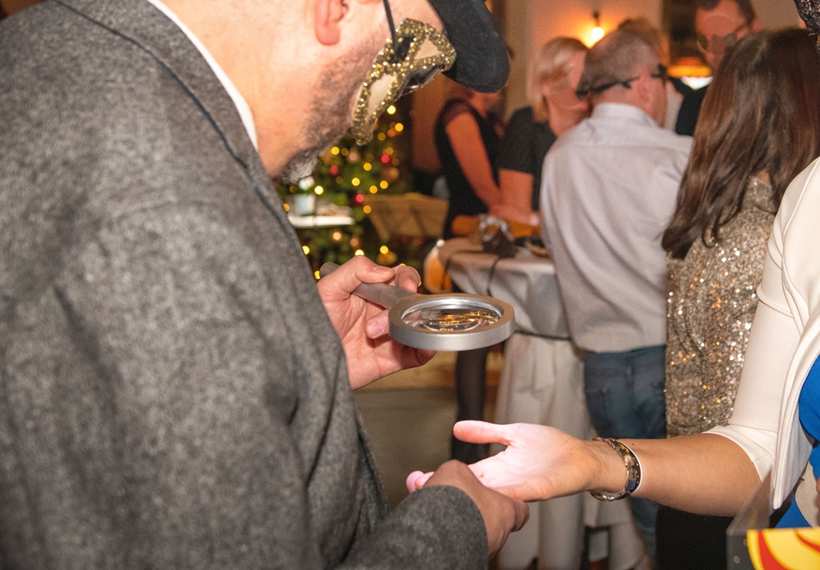 palm_reading_gent_back